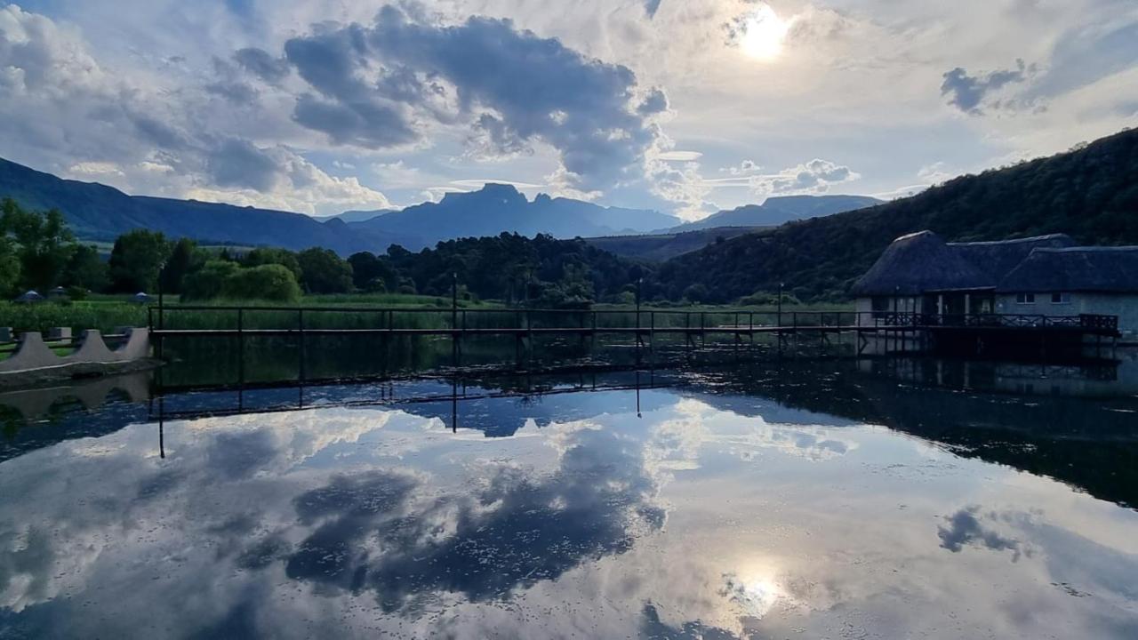 Dragon Peaks Mountain Resort Champagne Valley Extérieur photo